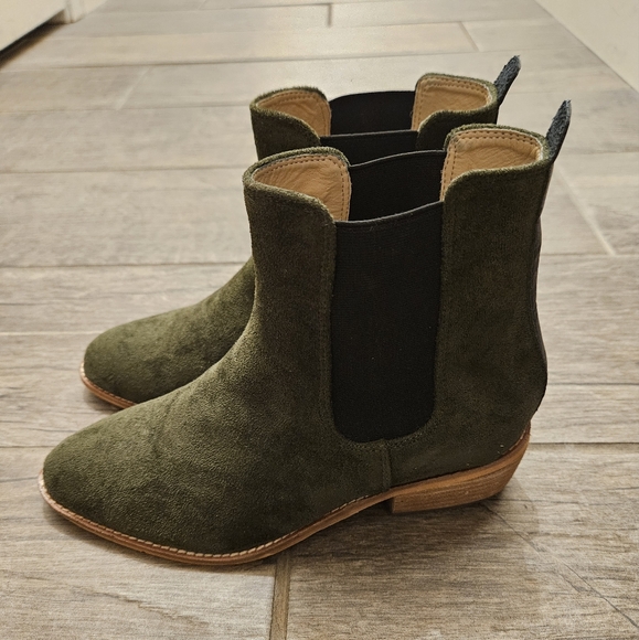 Boots - Picture 2 of 6